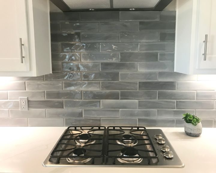 A kitchen with a gray tile backsplash in Basingstoke.