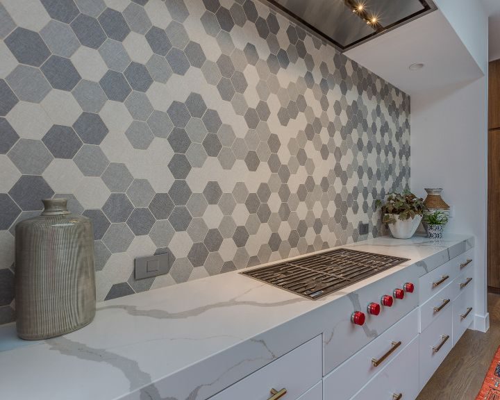A Basingstoke kitchen with tiled backsplash.